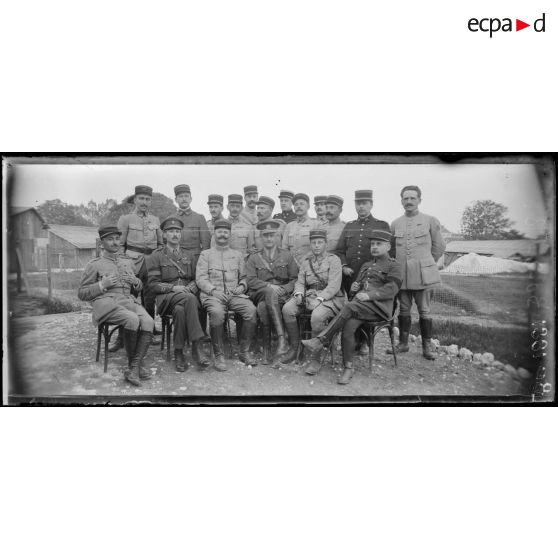 Souilly, groupe d'officiers du 2e bureau d'Etat-Major. [légende d'origine]