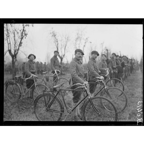 A Santa Maria, environs de Camisano. 115e bataillon de chasseurs qui a pris le mont Tomba. [légende d'origine]