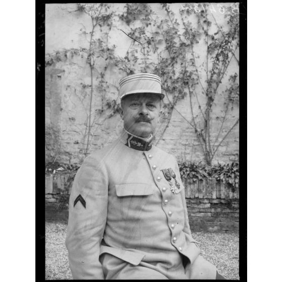 [Portrait d'un officier.]