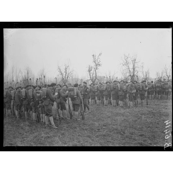 A Santa Maria, environs de Camisano. 115e bataillon de chasseurs qui a pris le mont Tomba. [légende d'origine]