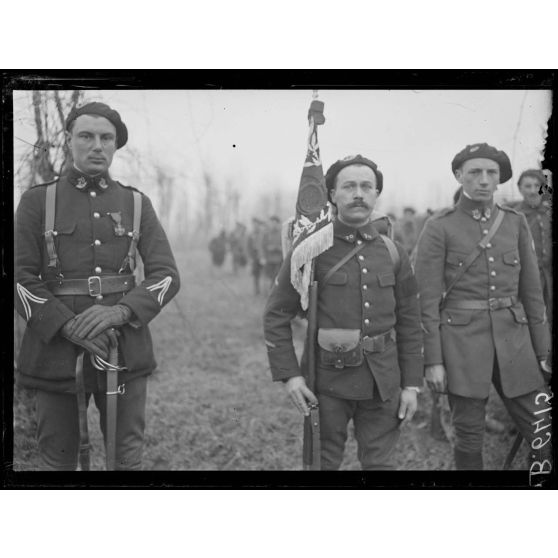 A Santa Maria, environs de Camisano. Le fanion du 70e bataillon de chasseurs. [légende d'origine]