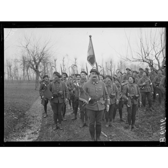 A Santa Maria, environs de Camisano. Le fanion du 115e bataillon de chasseurs. [légende d'origine]