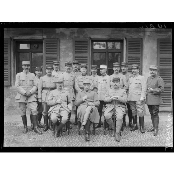 [Portrait d'un groupe d'officiers, autour du général Fayolle.]