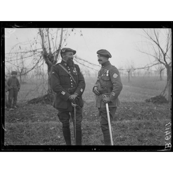 A Santa Maria, environs de Camisano. Le commandant Latrabe du 30e bataillon de chasseurs qui a pris le Tomba et le capitaine Perrot de Thannberg du 70e bataillon de chasseurs. [légende d'origine]
