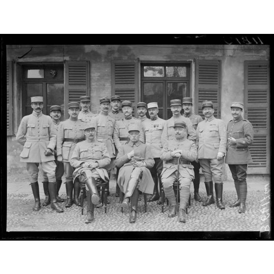 [Portrait d'un groupe d'officiers, autour du général Fayolle.]