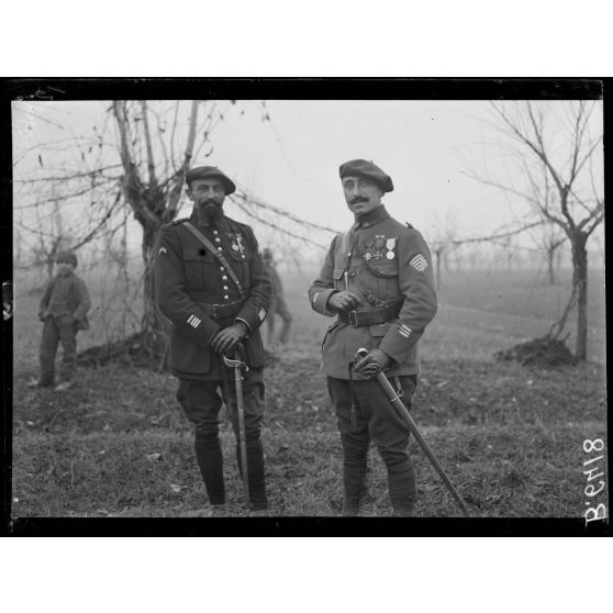 A Santa Maria, environs de Camisano. Le commandant Latrabe du 30e bataillon de chasseurs qui a pris le Tomba et le capitaine Perrot de Thannberg du 70e bataillon de chasseurs. [légende d'origine]