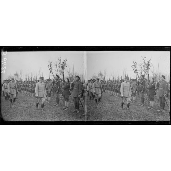 [Le général Fayolle passe les troupes alpines en revue.]