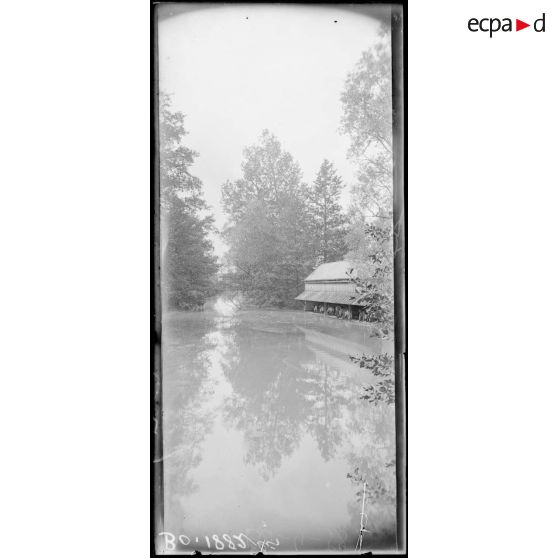 Laheycourt, un lavoir militaire. [légende d'origine]