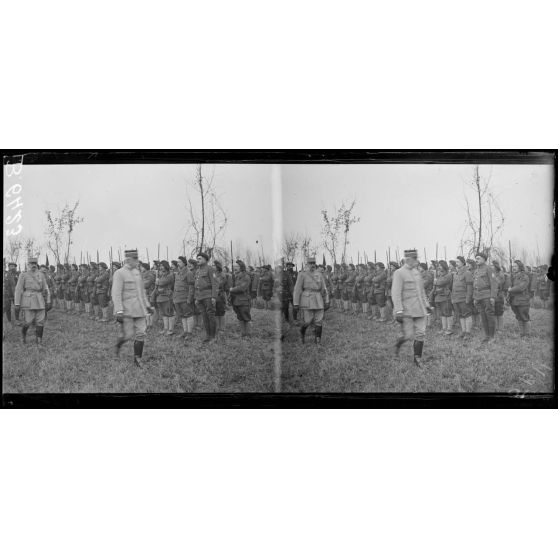 [Le général Fayolle passe les troupes alpines en revue.]