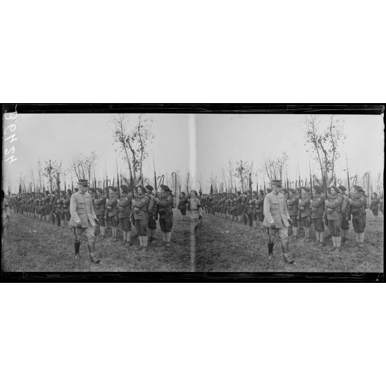 [Le général Fayolle passe les troupes alpines en revue.]