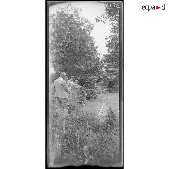 Laheycourt, soldats à la pêche. [légende d'origine]