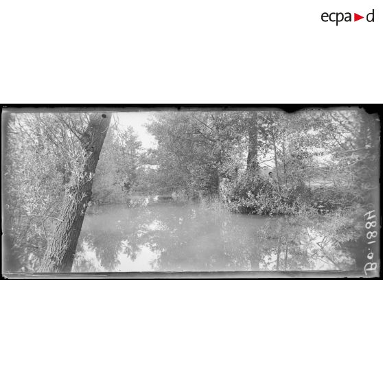 Laheycourt, soldats à la pêche. [légende d'origine]