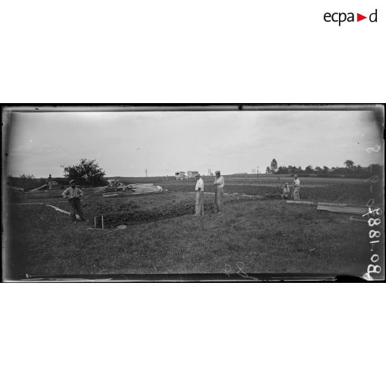 Laheycourt, installations de baraquements. Préparation de l'emplacement. [légende d'origine]