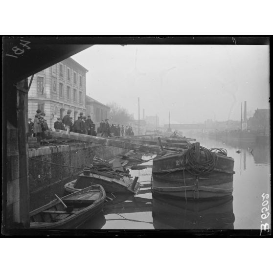 Péniche coulée dans le canal de la Villette, coin de la rue de Crimée. [légende d'origine]