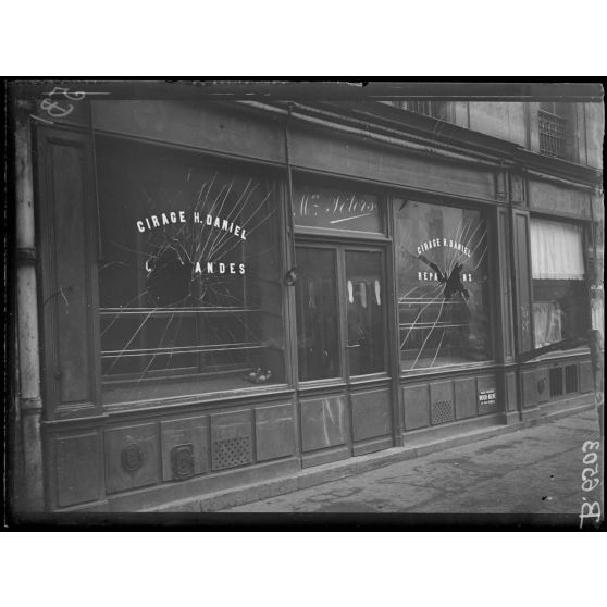 Boutique 52 rue d'Hautpoul. [légende d'origine]