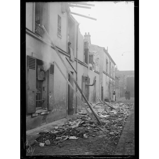 Impasse de la Fontaine, immeuble abimé. [légende d'origine]