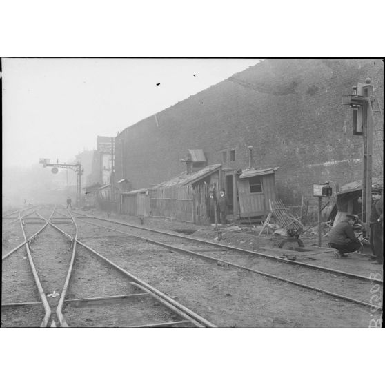 Passage à niveau de la rue d'Hautpoul, bombe tombée sur la voie de chemin de fer de ceinture. Au fond, près du disque cabane de l'aiguilleur qui fut tué. [légende d'origine]