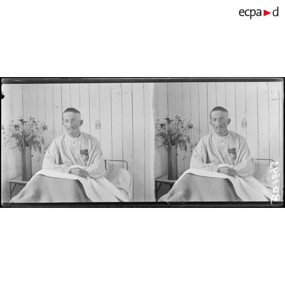 Froidos, centre hospitalier. Le caporal Vialle du 333e régiment d'infanterie décoré de la médaille militaire par le général Goybet, commandant de la 157e Division d'infanterie. [légende d'origine]