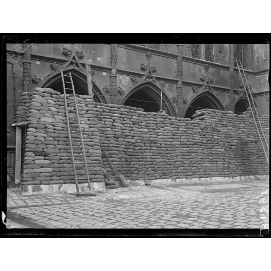 Musée de Cluny. Arcades dans la cour. Travaux de protection. [légende d'origine]