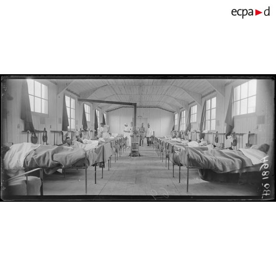 Froidos, une salle de blessés. [légende d'origine]