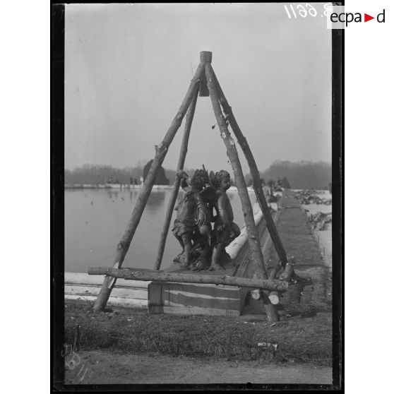 Versailles. Protection des oeuvres d'art dans les jardins du Palais de versailles. Groupe "Jeu d'enfants". [légende d'origine]