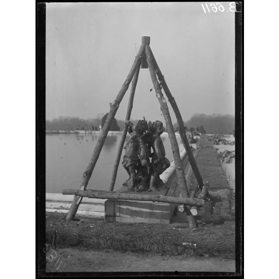 Versailles. Protection des oeuvres d'art dans les jardins du Palais de versailles. Groupe "Jeu d'enfants". [légende d'origine]
