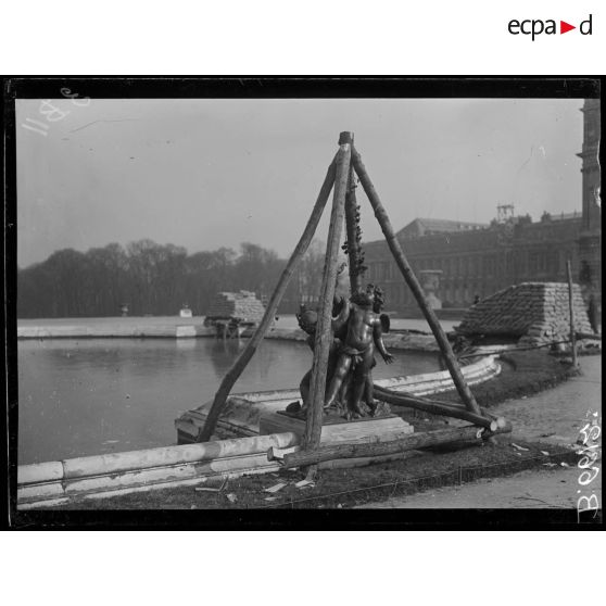 Versailles. Protection des oeuvres d'art dans les jardins du Palais de versailles. Groupe "Jeu d'enfants" et groupe Dordogne. [légende d'origine]