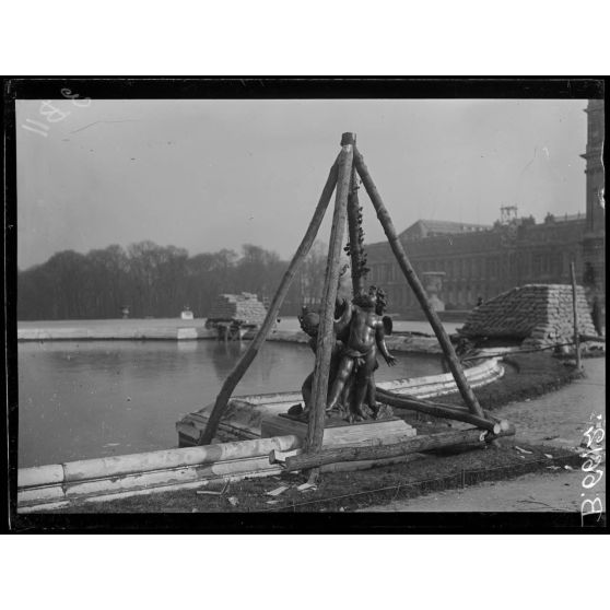 Versailles. Protection des oeuvres d'art dans les jardins du Palais de versailles. Groupe "Jeu d'enfants" et groupe Dordogne. [légende d'origine]