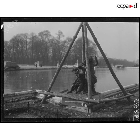 Versailles. Protection des oeuvres d'art dans les jardins du Palais de versailles. Groupe "Jeu d'enfants". [légende d'origine]