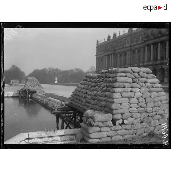 Versailles. Protection des oeuvres d'art dans les jardins du Palais de versailles. Ensemble des groupes des quatre fleuves. [légende d'origine]