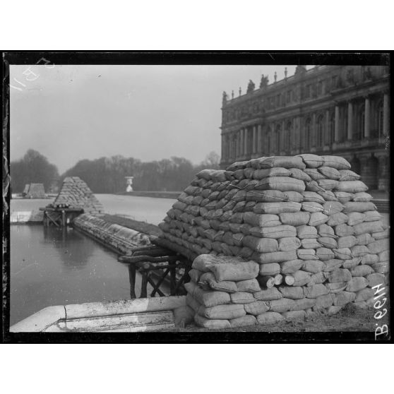 Versailles. Protection des oeuvres d'art dans les jardins du Palais de versailles. Ensemble des groupes des quatre fleuves. [légende d'origine]