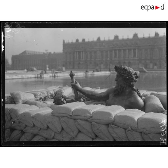 Versailles. Protection des oeuvres d'art dans les jardins du Palais de versailles. Groupe du Rhône en voie de recouvrement de sacs à terre. [légende d'origine]