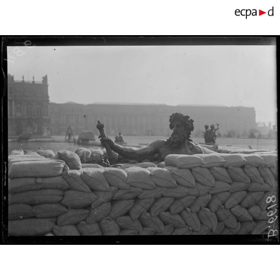 Versailles. Protection des oeuvres d'art dans les jardins du Palais de versailles. Groupe du Rhône en voie de recouvrement de sacs à terre. [légende d'origine]