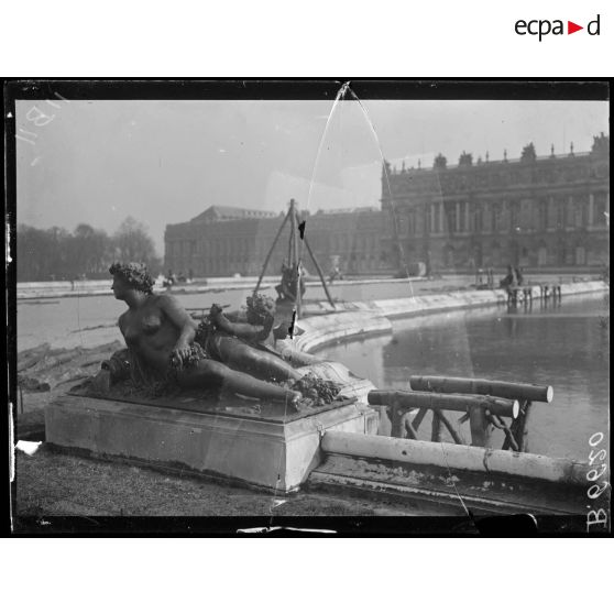 Versailles. Protection des oeuvres d'art dans les jardins du Palais de versailles. Groupe La Saône. [légende d'origine]