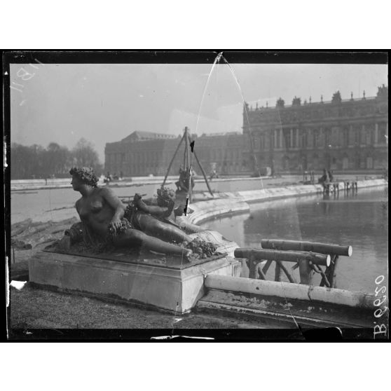Versailles. Protection des oeuvres d'art dans les jardins du Palais de versailles. Groupe La Saône. [légende d'origine]