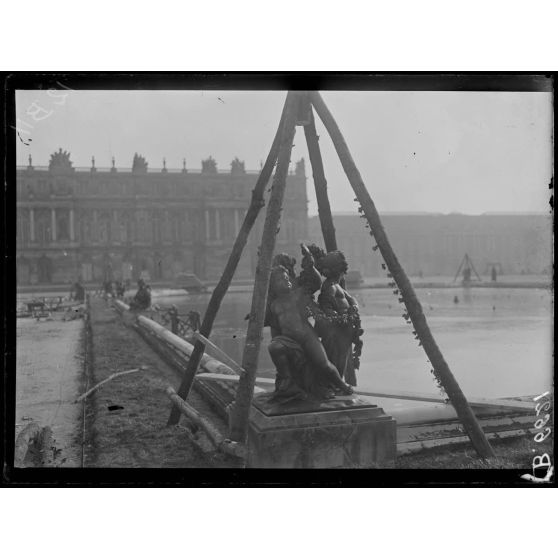 Versailles. Protection des oeuvres d'art dans les jardins du Palais de versailles. Groupe d'enfants. [légende d'origine]