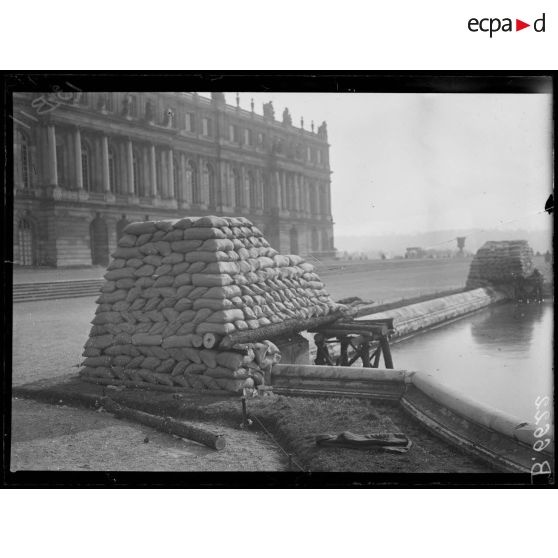 Versailles. Protection des oeuvres d'art dans les jardins du Palais de versailles. Groupes La Garonne et La Dordogne. [légende d'origine]