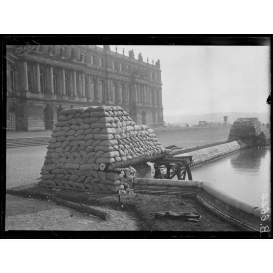 Versailles. Protection des oeuvres d'art dans les jardins du Palais de versailles. Groupes La Garonne et La Dordogne. [légende d'origine]