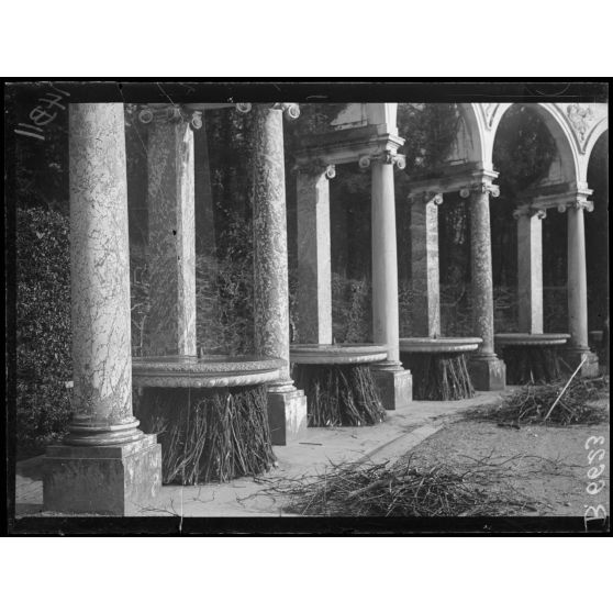 Versailles. Protection des oeuvres d'art dans les jardins du Palais de versailles. La Colonnade. Protection des coupes par des fascines. [légende d'origine]