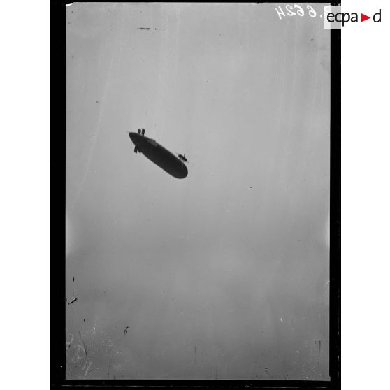 Versailles. Le dirigeable "Montgolfier" évolue au dessus du palais de Versailles. [légende d'origine]