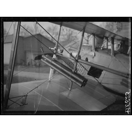 Expériences de fusées contre ballons observateurs à Villacoublay. Tubes lance-fusées à bord d'un Spad. [légende d'origine]