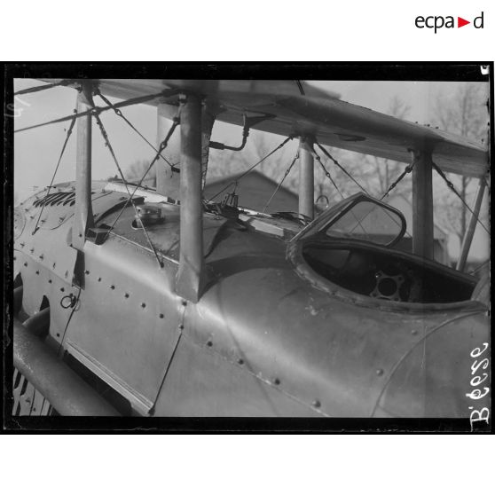 Expériences de fusées contre ballons observateurs à Villacoublay. Appareil de visée à bord d'un Spad. [légende d'origine]
