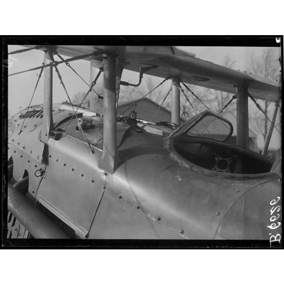 Expériences de fusées contre ballons observateurs à Villacoublay. Appareil de visée à bord d'un Spad. [légende d'origine]