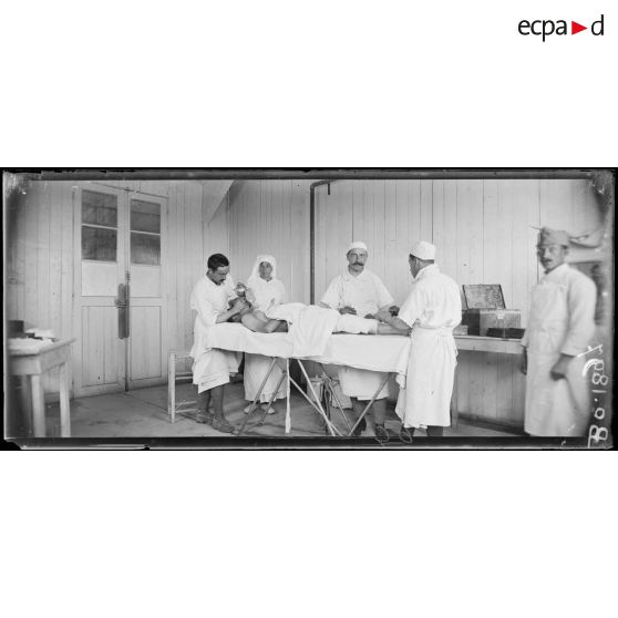 Froidos, prisonnier allemand sur la table d'opération. [légende d'origine]