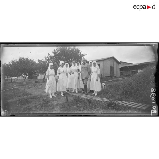 Froidos, centre hospitalier. Le médecin chef et les infirmières. [légende d'origine]