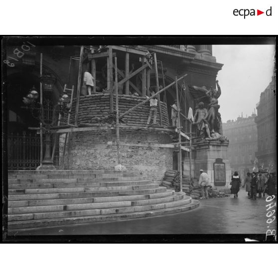 Paris, travaux de protection des monuments historiques. Groupe de La danse de Carpaux Opéra. [légende d'origine]