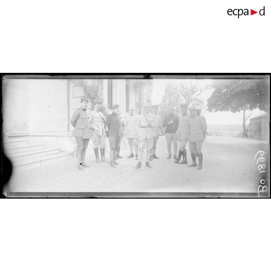 Clermont-en-Argonne, le général Goybet, commandant la 157e division d'infanterie et ses officiers d'état-major. [légende d'origine]