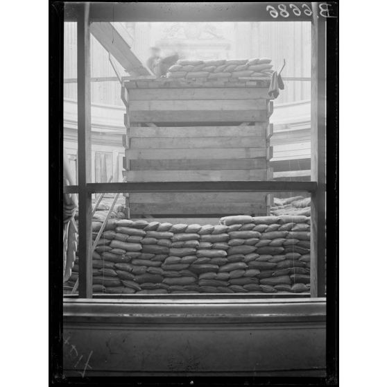 Paris. Protection des oeuvres d'art. Invalides. [légende d'origine]