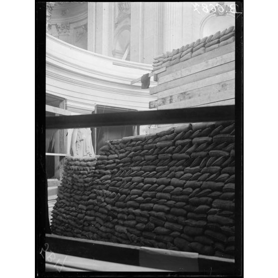 Paris. Protection des oeuvres d'art. Invalides. [légende d'origine]