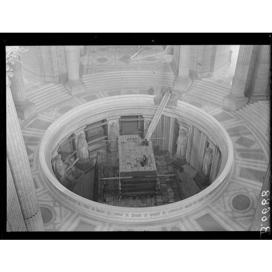 Paris. Protection des oeuvres d'art. Invalides. [légende d'origine]